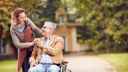 Frau geht mit älterem Mann im Rollstuhl spazieren Frau geht mit älterem Mann im Rollstuhl spazieren (Foto: Lucky Business/shutterstock)