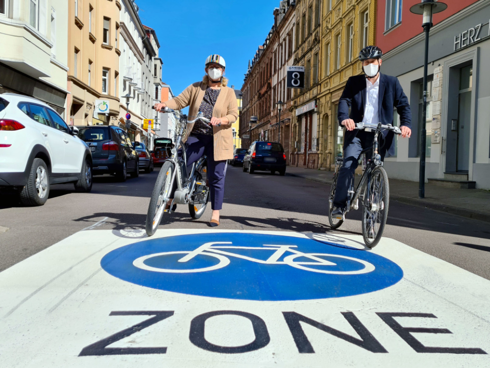 Anke Rehlinger und Uwe Conradt in der Fahrradzone im Nauwieser Viertel Anke Rehlinger und Uwe Conradt in der Fahrradzone im Nauwieser Viertel. Beide sitzen auf einem Fahrrad.