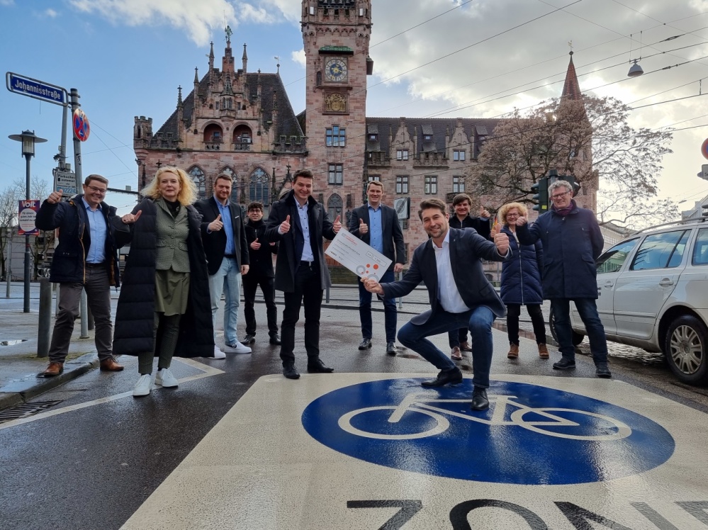 3. Platz beim Deutschen Fahrradpreis 2022 in der Kategorie "Infrastruktur" für die Fahrradzone Nauwieser Viertel 3. Platz beim Deutschen Fahrradpreis 2022 in der Kategorie "Infrastruktur" für die Fahrradzone Nauwieser Viertel