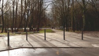 Zu sehen ist der neue Weg in der Köllertalstraße, vorne wurden neue Poller angebracht