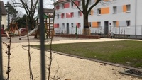 Zu sehen sind die neue Wiese und der neu angelete Weg auf dem Pfarrer-Bleek-Platz