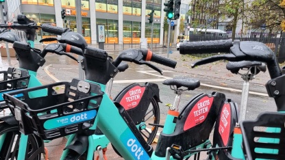 E-Bikes von dott E-Bikes an einer Straße