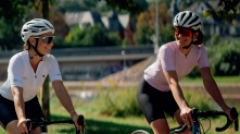 Velo Visavis Radkarte Titelbild der Broschüre "Velo Visavis", zwei Frauen auf Fahrrädern