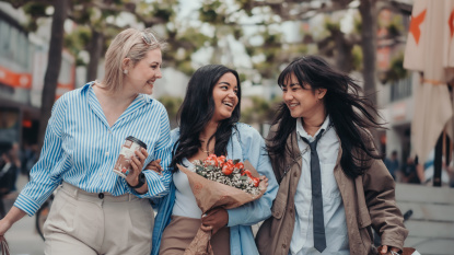 Shopping Frühling ©Visit Saarbrücken Drei Frauen spazieren durch eine Fußgängerzone