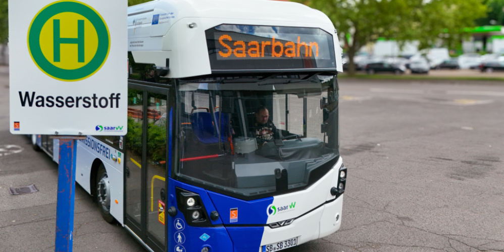ÖPNV Saarbahn Bus steht an der Haltestelle