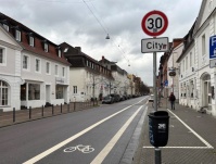 Bild von einer Straße mit einem 30er Schild