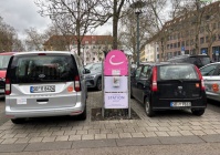 Geparkte Autos auf einem Parkplatz
