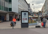 Fußgängerzone mit  Passanten und Passantinnen in der Innenstad Saarbrücken